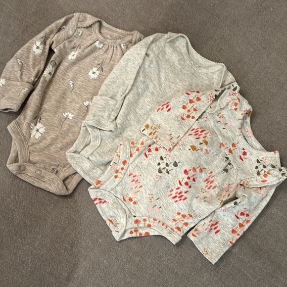 EUC! 💟 BABY GIRL’S LONG SLEEVE NEWBORN ONESIE BUNDLE - Picture 4 of 8